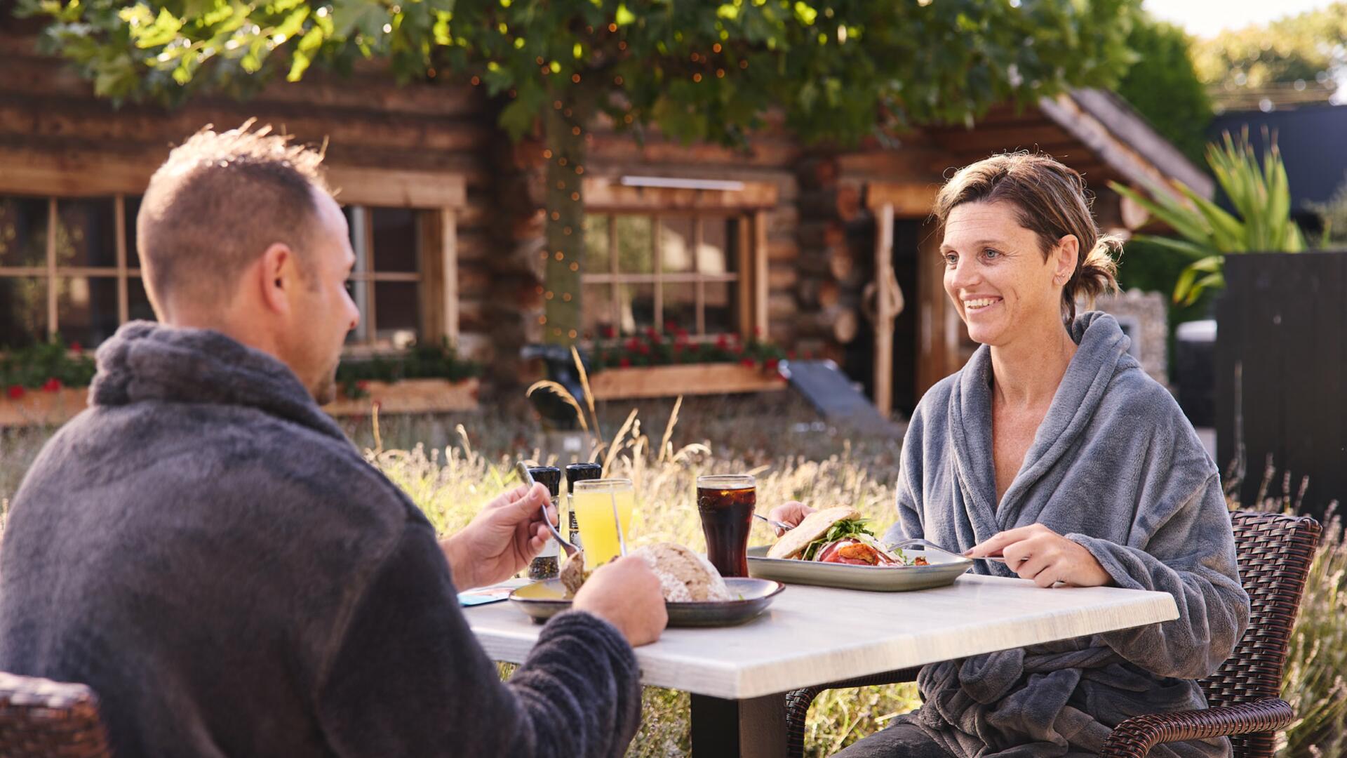 Gasten genieten op het terras van een lunch bij SpaPuur