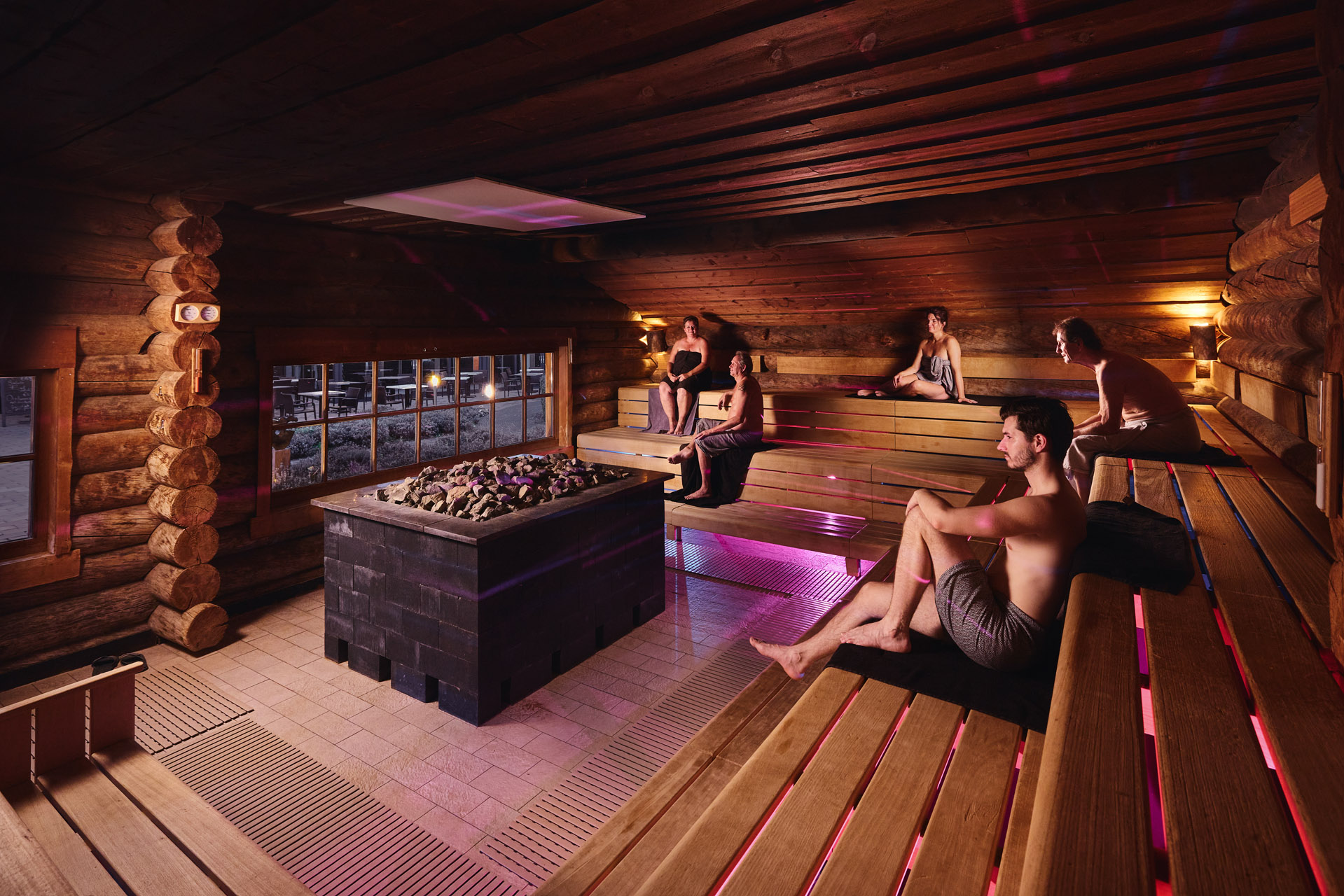 Bezoekers relaxen in de kelo sauna