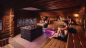 Gasten zitten ontspannen in de kelo sauna