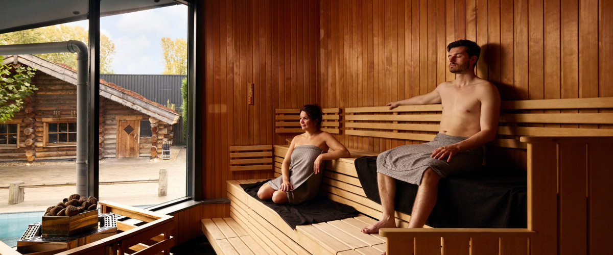 Gasten zitten relaxed in de kruidensauna