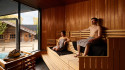 Gasten zitten relaxed in de kruidensauna