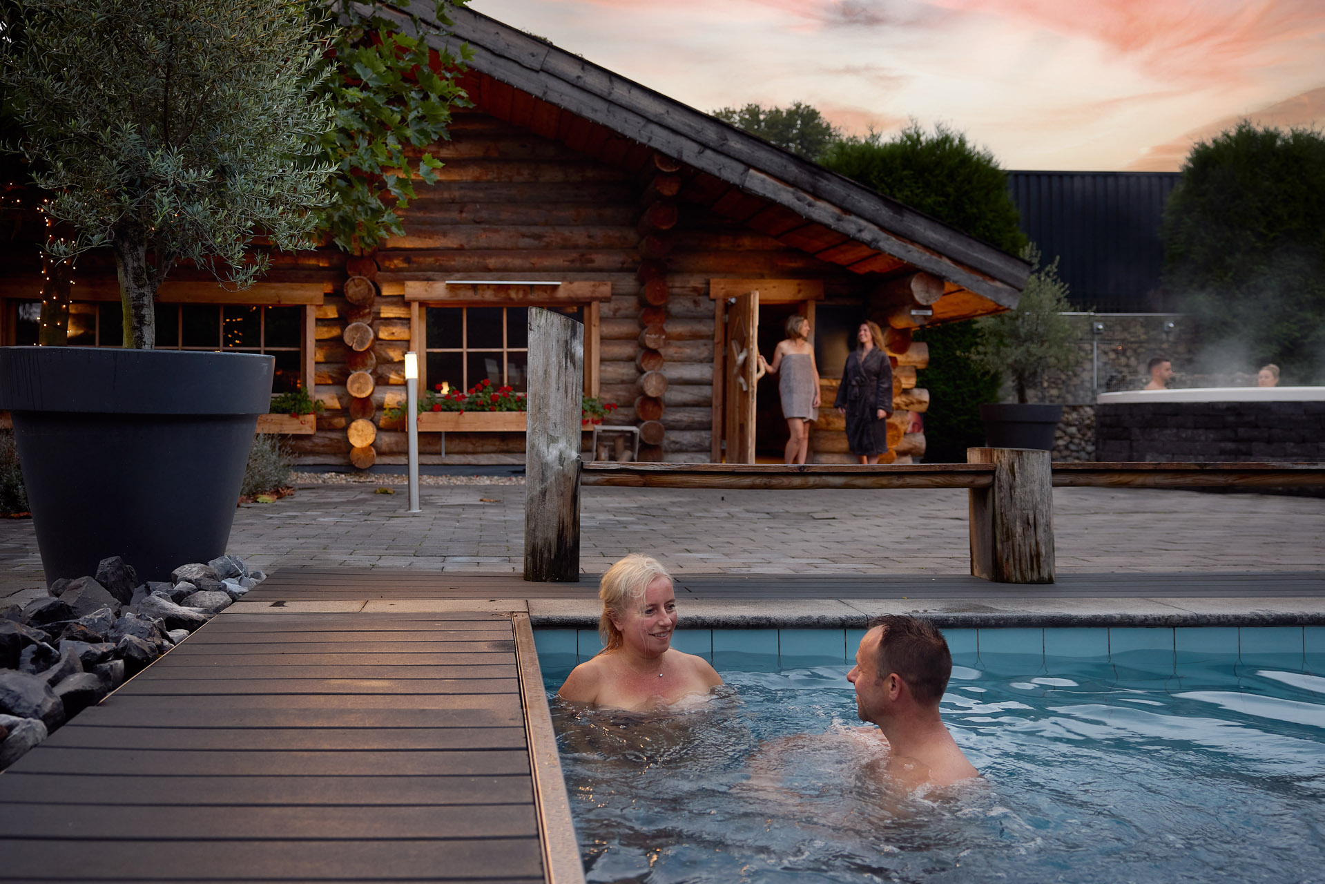 Stel ontspant in het buitenzwembad van SpaPuur