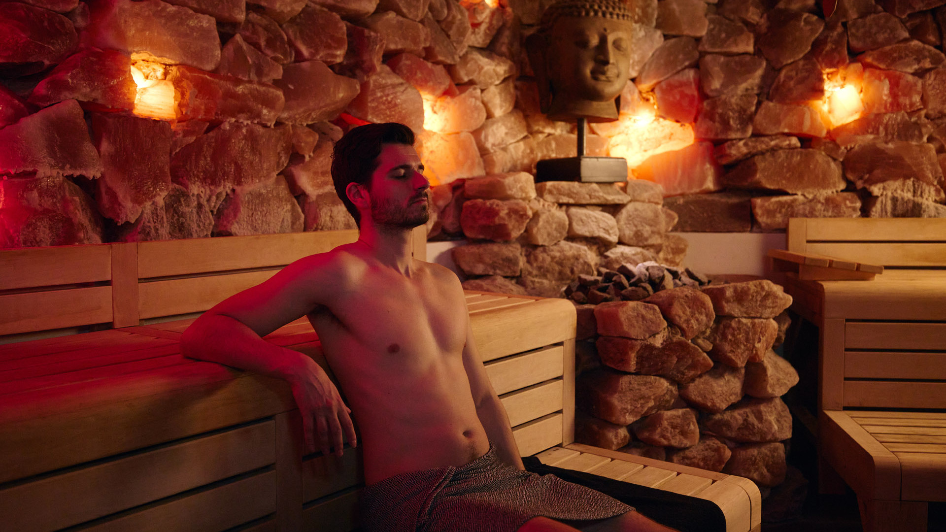 Een meneer zit in de himalaya sauna