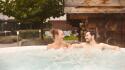 Gasten ontspannen in de whirlpool