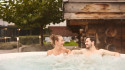 Gasten ontspannen in de whirlpool