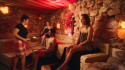 Bezoekers genieten van een klankschaalsessie in de himalaya sauna